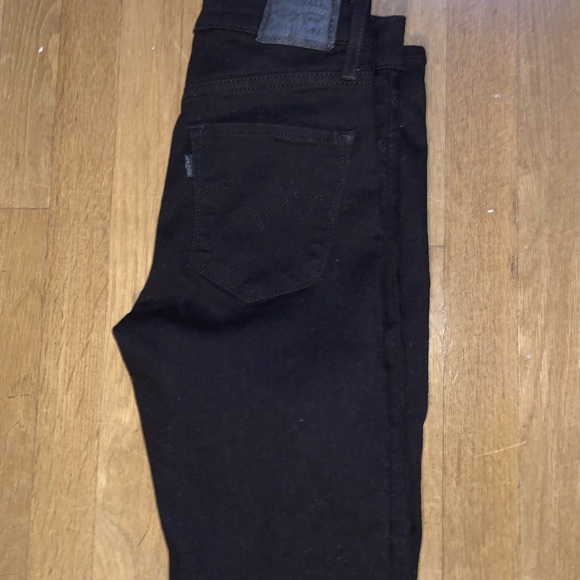 Black Levi’s Skinny Jeans 👖 - Picture 1 of 4